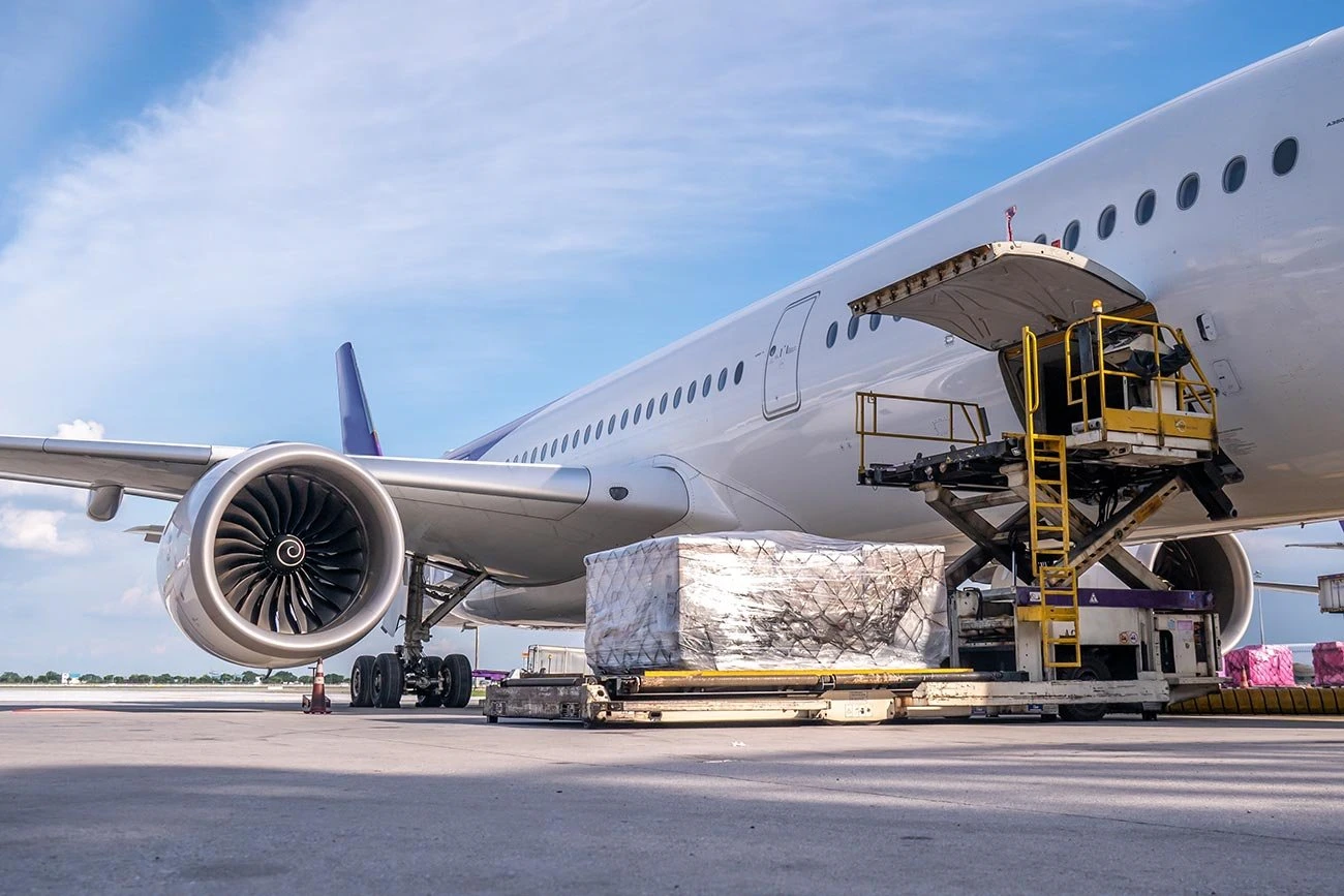 loading-air-cargo